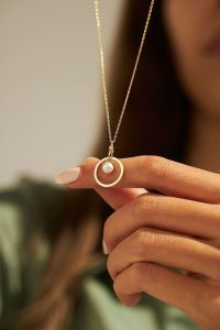 گردنبند با پلاک دایره‌ای